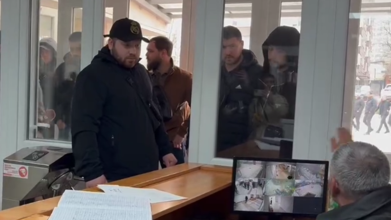 (video) „Afară așteptați, este ordin”. Ofițerii INI, care au venit să-și susțină colegii reținuți, nu au putut intra la Judecătorie