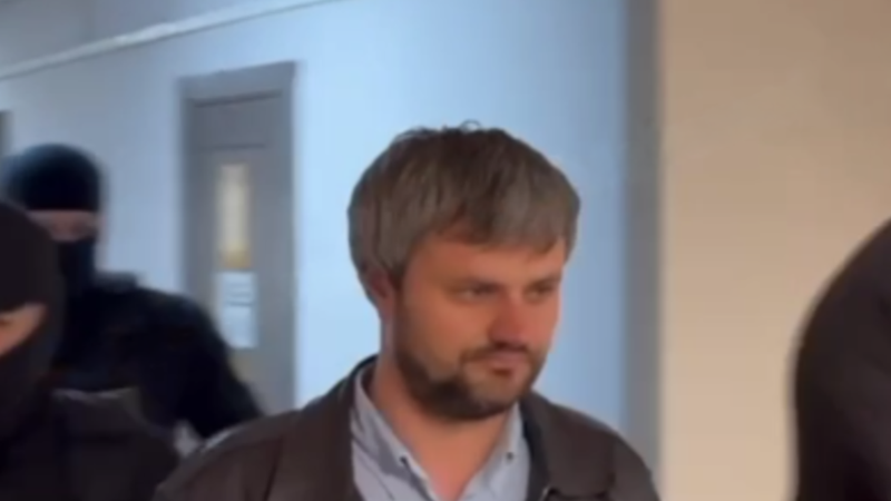 (video) „De ce sunteți învinuit?” Și cel de-al doilea ofițer INI, reținut în dosarul mitei de 400 000 dolari, a fost escortat de mascați în instanță