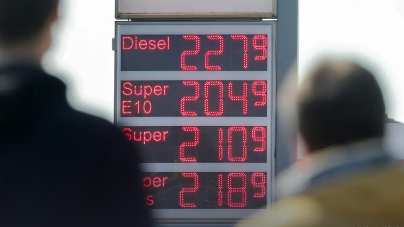 Conduceți mai încet, munciți de acasă și renunțați la cravată: Măsurile luate în jurul lumii din cauza crizei petrolului