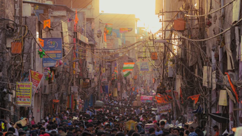 Sute de butelii ascunse într-un cimitir din India, confiscate de poliție în plină criză a energiei generate de războiul din Orientul Mijlociu