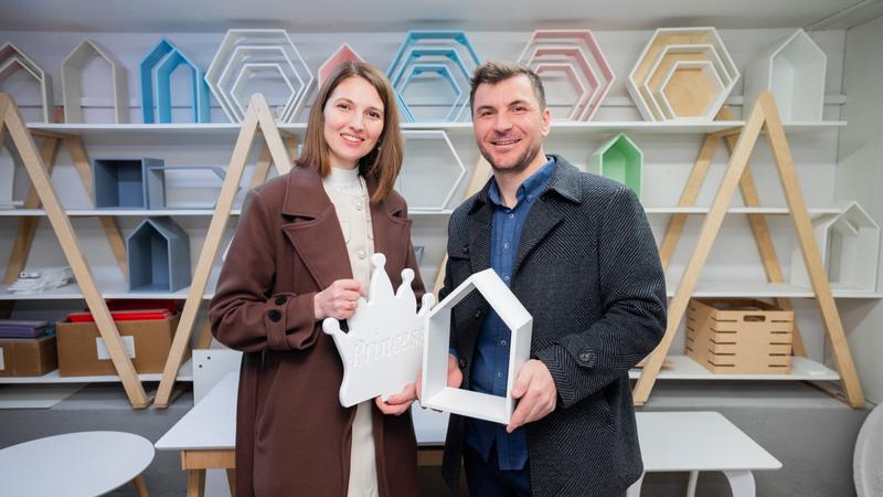 „Am început să creăm mobilier așa cum ne-am fi dorit pentru copiii noștri” – Vasile și Iana Petraș, antreprenori, clienți Microinvest