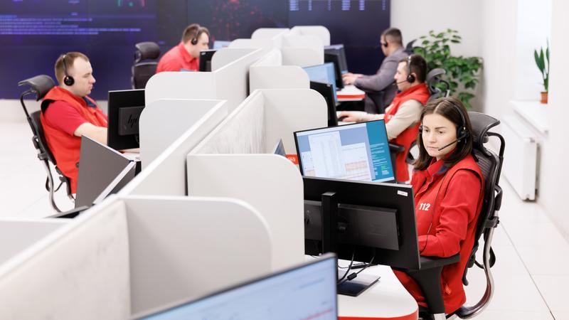 480 de moldoveni sună la 112 într-o singură oră: Fiecare al treilea apel înregistrat în luna martie nu a fost o urgență reală