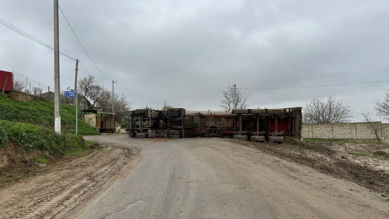 Atenție, șoferi! Trafic restricționat în zona localității Giurgiulești, după ce un camion cu cereale s-a răsturnat pe carosabil