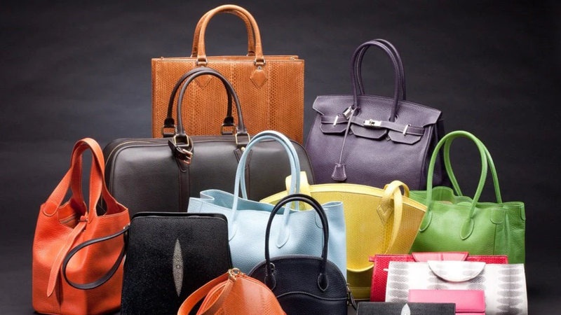 (foto) Geanta bărbătească în formă de stropitoare care valorează 5.000 de euro. Cererea e atât de mare, încât o comandă durează 3 săptămâni