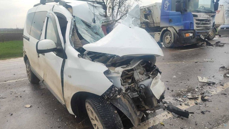 Accident fatal la Telenești: Un șofer de 65 de ani a murit, după ce a pierdut controlul volanului, a ieșit pe contrasens și s-a tamponat cu un autocamion