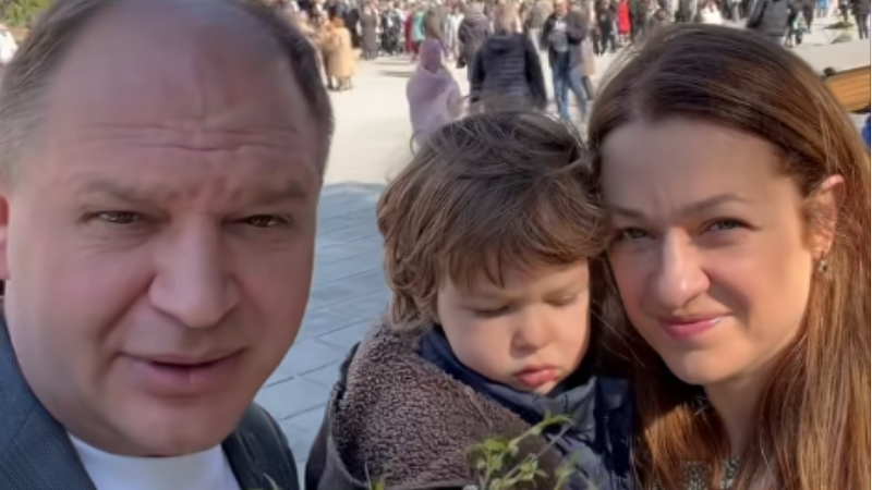 (video) „Pace, sănătate și bunăstare.” Ion Ceban, cu soția și mezinul familiei la Catedrală, de Florii: Paște fericit celor care îl sărbătoresc astăzi