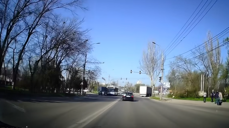 (video) Accident la cercul de la Calea Basarabiei: Un troleibuz de rută a intrat într-un microbuz care nu i-a acordat prioritate. Momentul impactului
