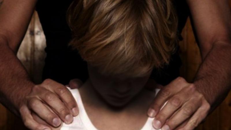 L-a ademenit cu cadouri scumpe, apoi l-a abuzat sexual: Un bărbat, „sponsor” al unui băiat de 14 ani dintr-un internat din capitală, condamnat