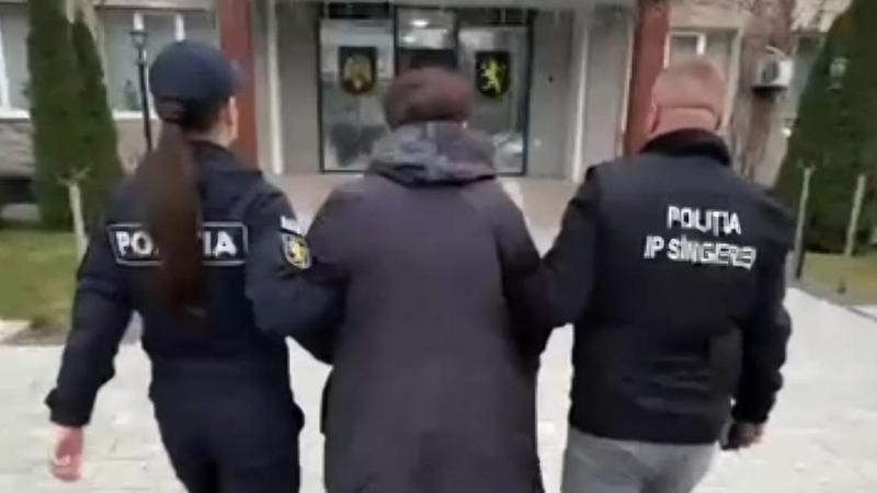 (video) O femeie de 73 de ani a tras pe sfoară un bătrân și i-a golit buzunarele de 400 000 de lei: Poliția a prins pensionara în flagrant