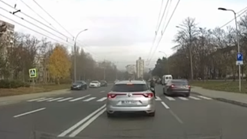(video) A reușit să se salveze în ultima secundă: Momentul în care un tânăr e la un pas să fie spulberat de o mașină, pe zebră. Șoferul, sancționat