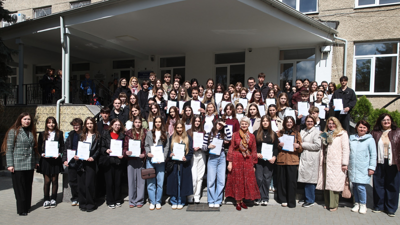 (foto) Au cules roadele muncii și ale studiului: 56 de elevi, premiați la Olimpiada Republicană de limbi străine