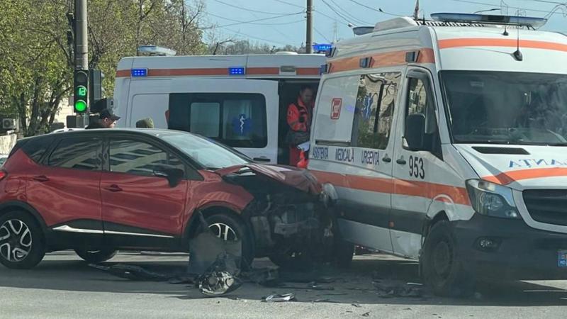 (foto/video) Un Renault, făcut zob după ce s-a lovit cu o ambulanță, la o intersecție din capitală: Poliția și o altă unitate sanitară, la fața locului
