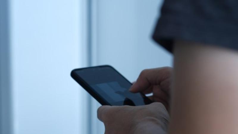 S-a dat drept femeie online, apoi a sedus un bărbat ca să-i trimita poze intime: Făptașul l-a amenințat că i le arată soției, dacă nu primește bani. A fost condamnat