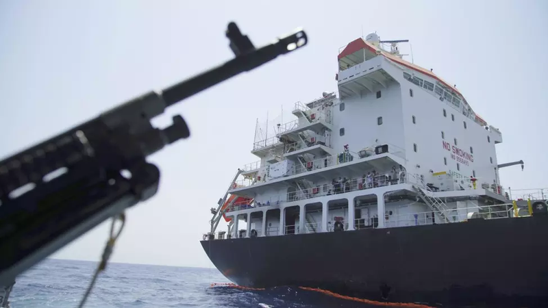 Capcana din Ormuz. Taxe de 2 milioane $ și coridoare militare pentru eliberarea celor 2.000 de nave din Golf: „Iranul ține încă degetul pe trăgaci”