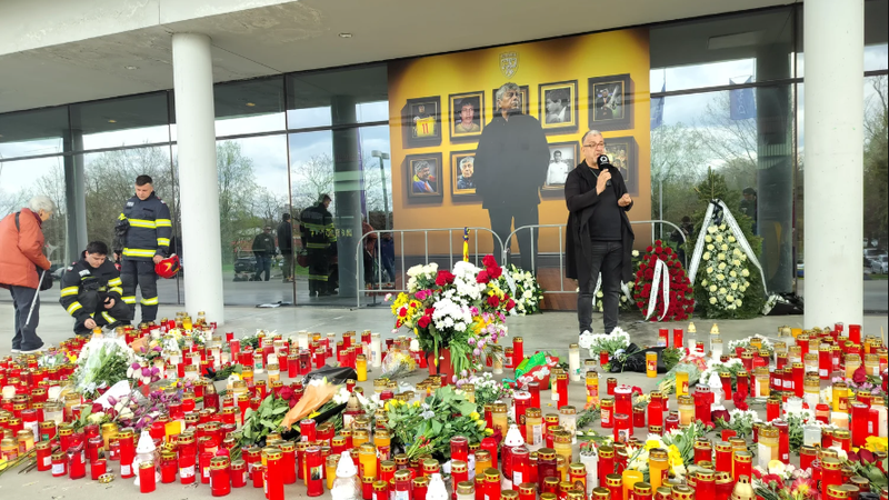 (foto) Când tribunele au amuțit, iar patima fotbalului s-a transformat în durere. Mii de oameni își iau adio de la Mircea Lucescu