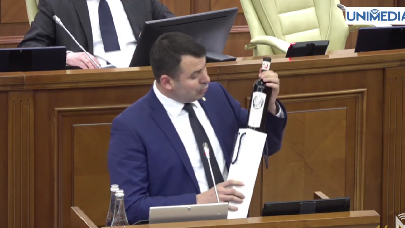 (video) Costiuc, cu un vin „Generalisimus” pentru Grosu: „- Omologul dvs din Georgia spune că mai serviți când vă vedeți. - Nu-l pot primi, bănuiesc că e din colecția lui Șor”