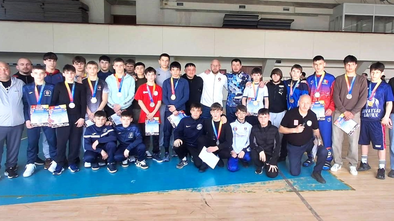 (foto) Spectacol pe saltea: 350 de sportivi au concurat pentru titlul de campion național la lupte