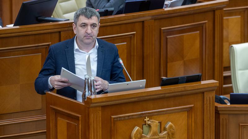(stop cadru) Carp: Populismul în Parlamentul de la Chișinău e între un fum tras și o „dorojkă”