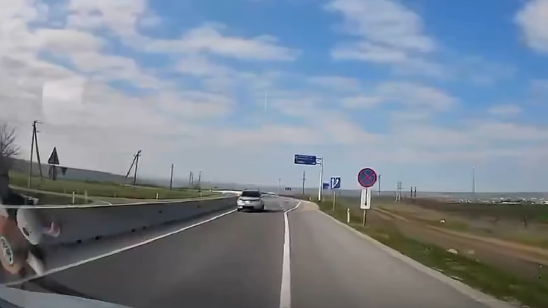 „Почему бы и нет”: Un șofer, surprins cu mașina pe contrasens, pe traseul Chișinău - Giurgiulești