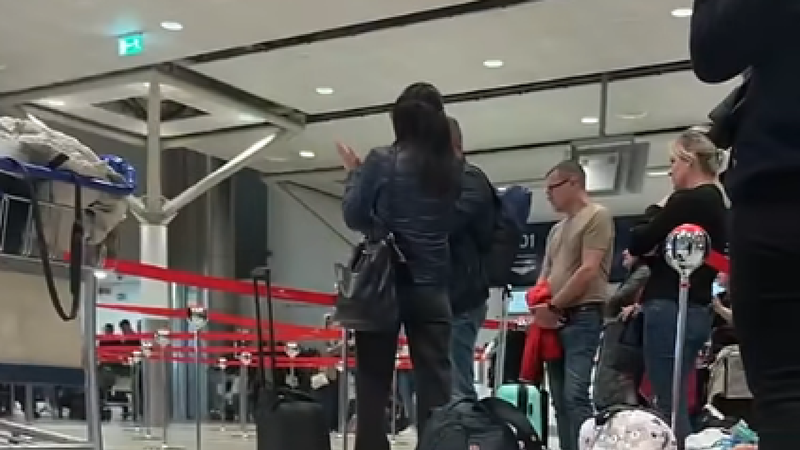 (video) „Chișinău, Chișinău”. Mai mulți moldoveni, blocați pe aeroportul din Bologna: Avionul trebuia să decoleze pe 10 aprilie