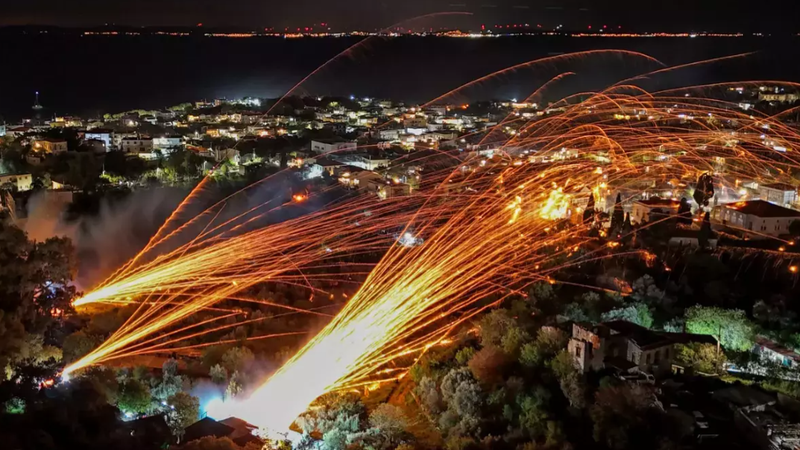 Tradiție neobișnuită de Paște în Grecia. Două biserici „rivale” lansează rachete în noaptea de Înviere