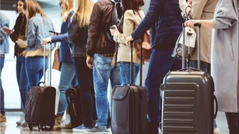 Haos în aeroporturile europene după implementarea noului sistem de control: întârzieri de până la 3 ore și zboruri pierdute