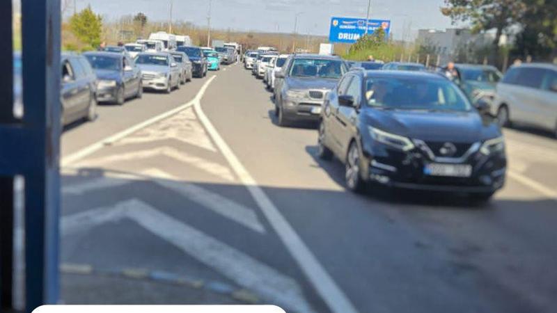 (foto) Se golește Moldova, după Paște: Zeci de mașini au format cozi la Leușeni, la ieșire din țară