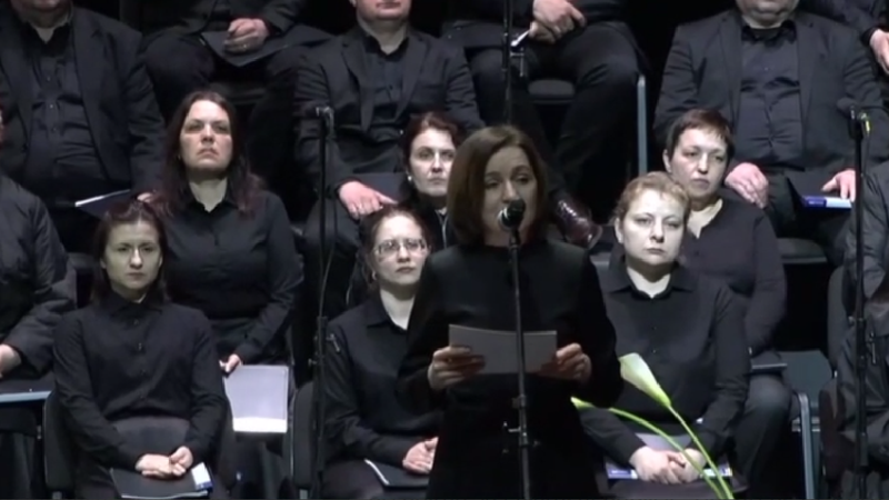 (video) Maia Sandu, cu flori la sicriul lui Gheorghe Urschi: „Maestrul ne-a făcut cel mai prețios dar, o terapie prin râs”