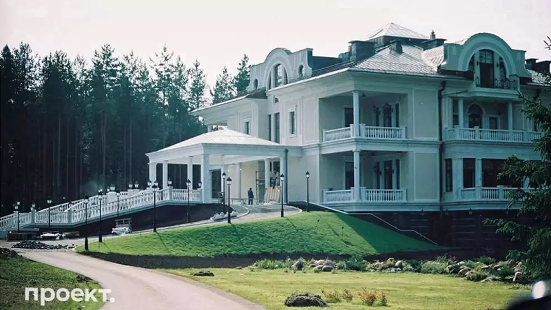 (foto) Vladimir Putin își întărește apărarea antiaeriană în palatul de la Valdai: A ridicat șapte turnuri noi, care pot doborî rachete, drone și avioane