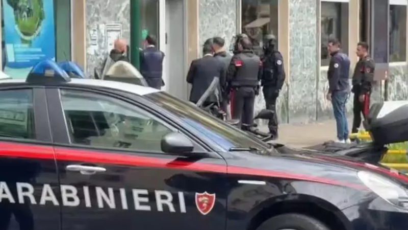 (video) Jaf armat cu ostatici într-o bancă din Napoli: autorii au reușit să fugă deși clădirea era înconjurată de carabinieri