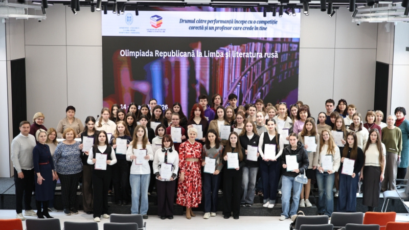 (foto) Au cules roadele muncii lor: 40 de elevi au fost premiați la Olimpiada Republica la Limba și literatura rusă