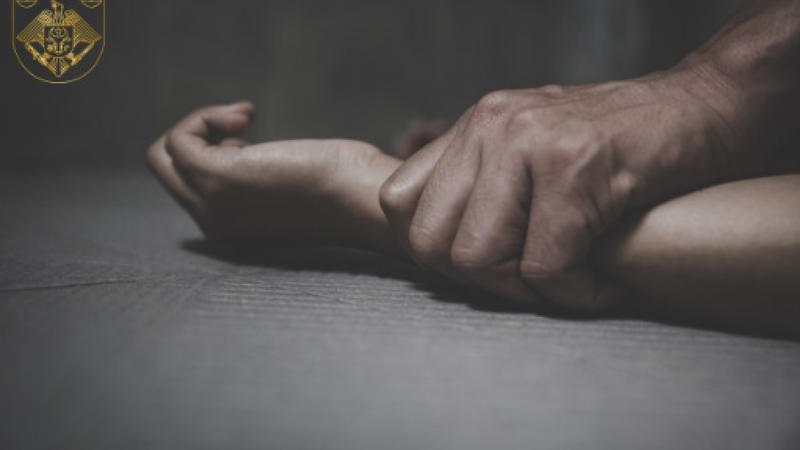 Caz șocant în Moldova: O femeie de 66 de ani, legată cu un lanț, târâtă pe pământ apoi violată de un tânăr de 25 de ani. Individul, trimis după gratii