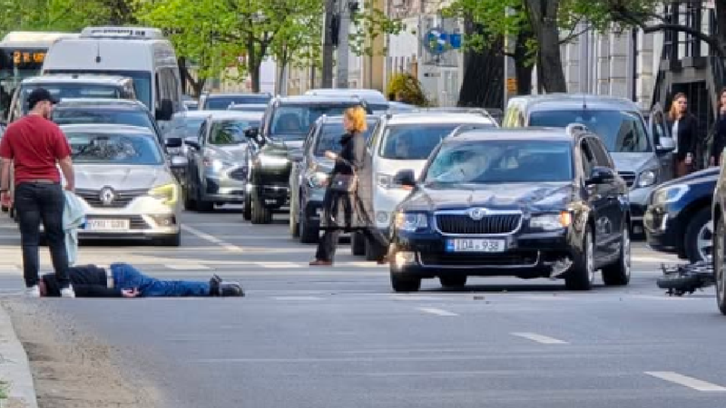 Accident în capitală: Un biciclist, grav rănit după ce a fost lovit de o Skoda