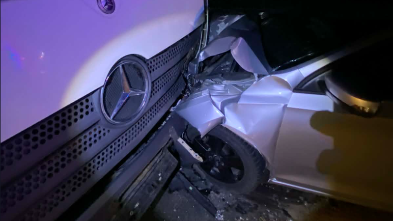 (video) Accident grav la Ialoveni: Cinci persoane, transportate la spital după un impact frontal între o Skoda și un camion