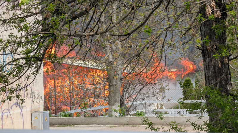 (video) Fum dens și flăcări în capitală: Hipodromul de pe Calea Orheiului a luat foc
