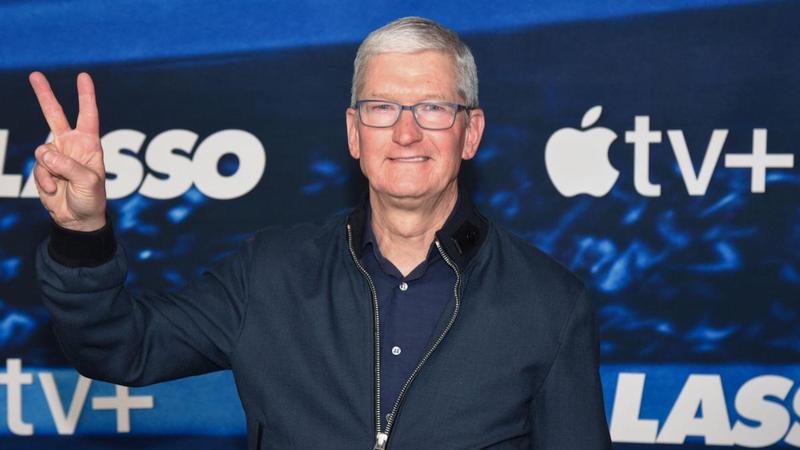 Pariul de 1 milion de dolari făcut de Tim Cook înainte de a demisiona din funcţia de CEO al Apple