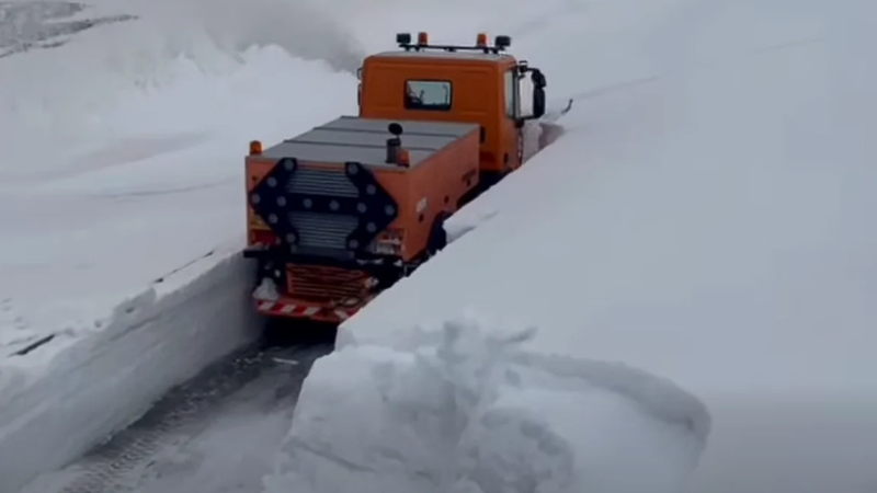(video) Iarnă în toată regula pe Transalpina. Circulația este închisă pe sectorul Rânca - Obarșia Lotrului din cauza troienelor