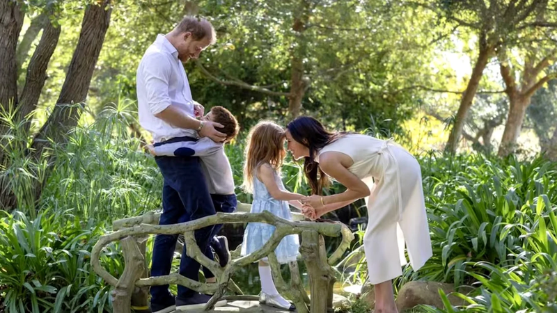 (foto) „Și-ar vinde și mama, și copiii!” Palatul a luat foc, după ce Meghan Markle s-ar fi folosit de titlurile regale ale lui Archie și Lilibet