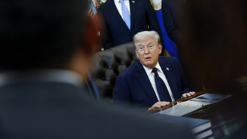 Trump afirmă că el ține închisă strâmtoarea Ormuz și că SUA nu știu „cine este liderul în Iran”: Întrebarea „stupidă” care l-a enervat