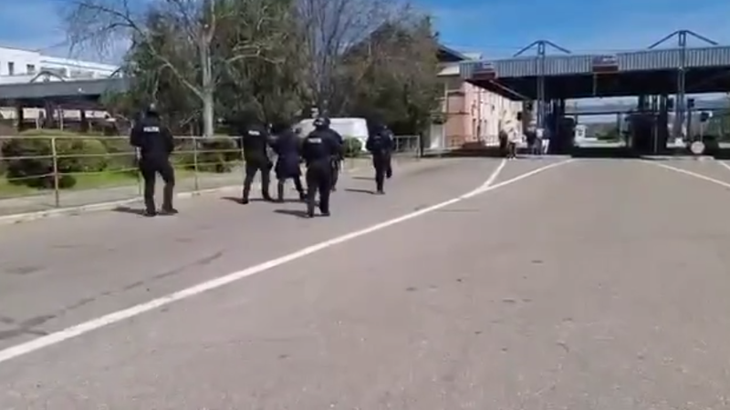 (video) Alexandru Balan, extrădat: Momentul în care ex-adjunctul SIS este adus la Vama Leușeni-Albița