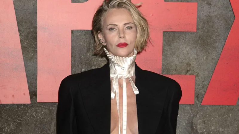 (foto) Charlize Theron, apariție răvășitoare, cu bustul la vedere. Ce ținută îndrăzneață și neașteptată a abordat superba blondă