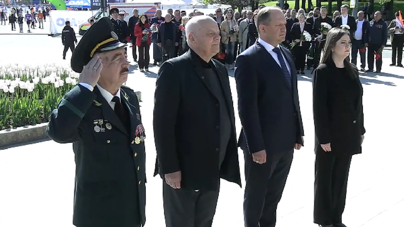 (video) Oficiali ai Primăriei, cu flori la monumentul lui Ștefan cel Mare, la 40 de ani de la catastrofa de la Cernobîl. Ceban: Sacrificiul lor rămâne un exemplu de curaj și devotament