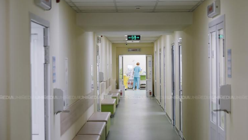 Clipe de groază pentru o locuitoare a capitalei: Femeia a fost transportată la spital, după ce un panou publicitar a căzut peste ea