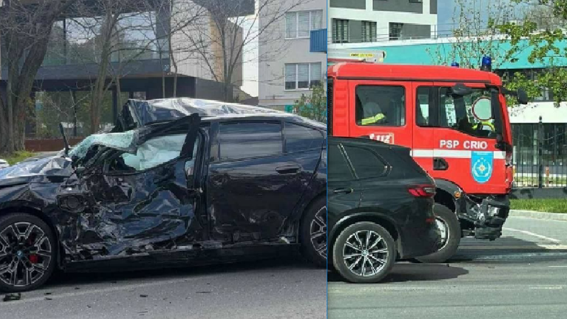 Un BMW, făcut zob după ce s-a lovit cu o autospecială IGSU aflată în misiune: Șoferul bolidului, transportat la spital