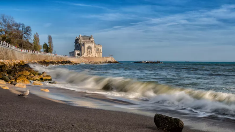 Dezastru ecologic la Tuapse: „Ploaie neagră” după incendiul la o rafinărie și scurgeri de petrol în Marea Neagră