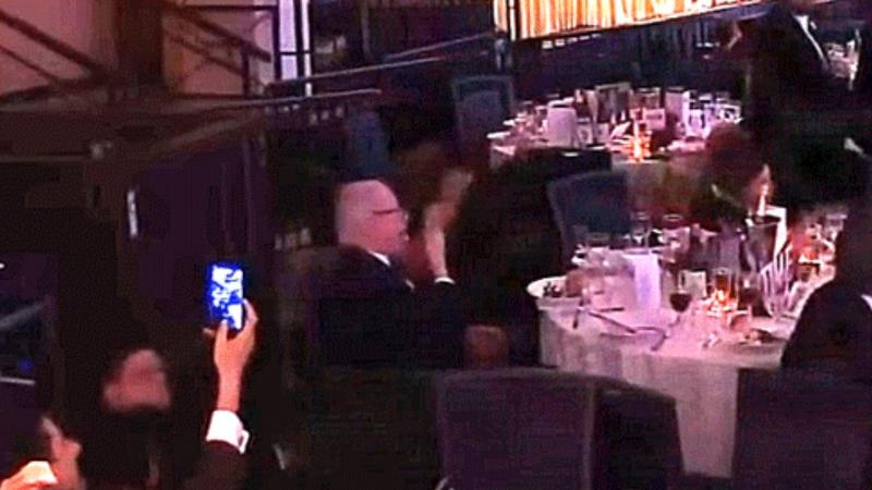 (video) „Omul cu salata” face senzație după incidentul armat de la Washington: A rămas calm și a continuat să mănânce în timpul haosului