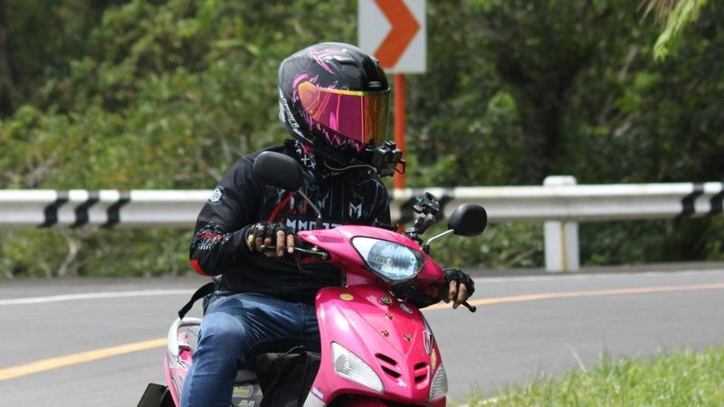 Beat, drogat și fără permis: Un motociclist a pierdut controlul și a căzut, în timp ce gonea prin capitală. Ce sancțiune a primit