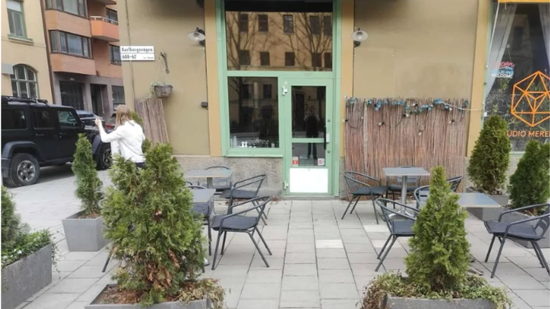 (video) Orașul din Europa care are prima cafenea condusă de un AI. Erori bizare în administrare: A comandat 15 kg de roșii, ulei de gătit