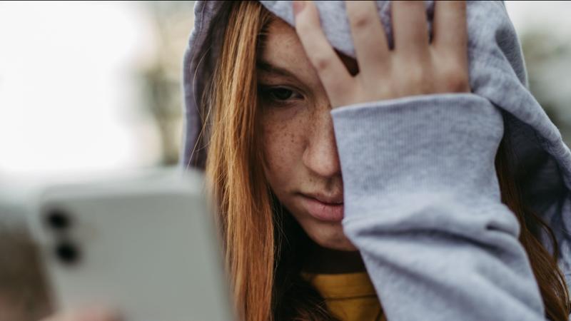 Studiu: 1 din 2 elevi a trecut printr-o formă de hărțuire sexuală. Cum recunoști fenomenul și cum te protejezi