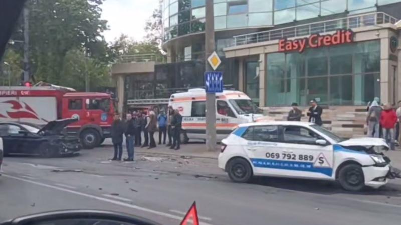 (video) Un BMW și o mașină de școală auto, distruse într-un accident, la Buiucani: Ambulanța și pompierii, la fața locului